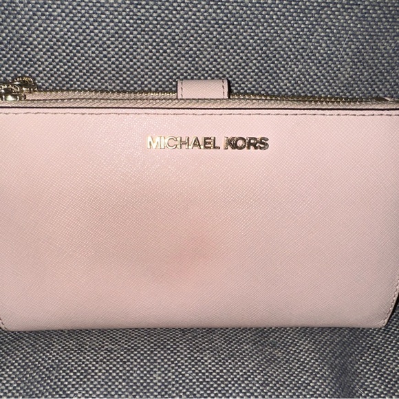 MICHAEL KORS Jet Set Large
Leather Smartphone Wristlet Wallet - Picture 6 of 7